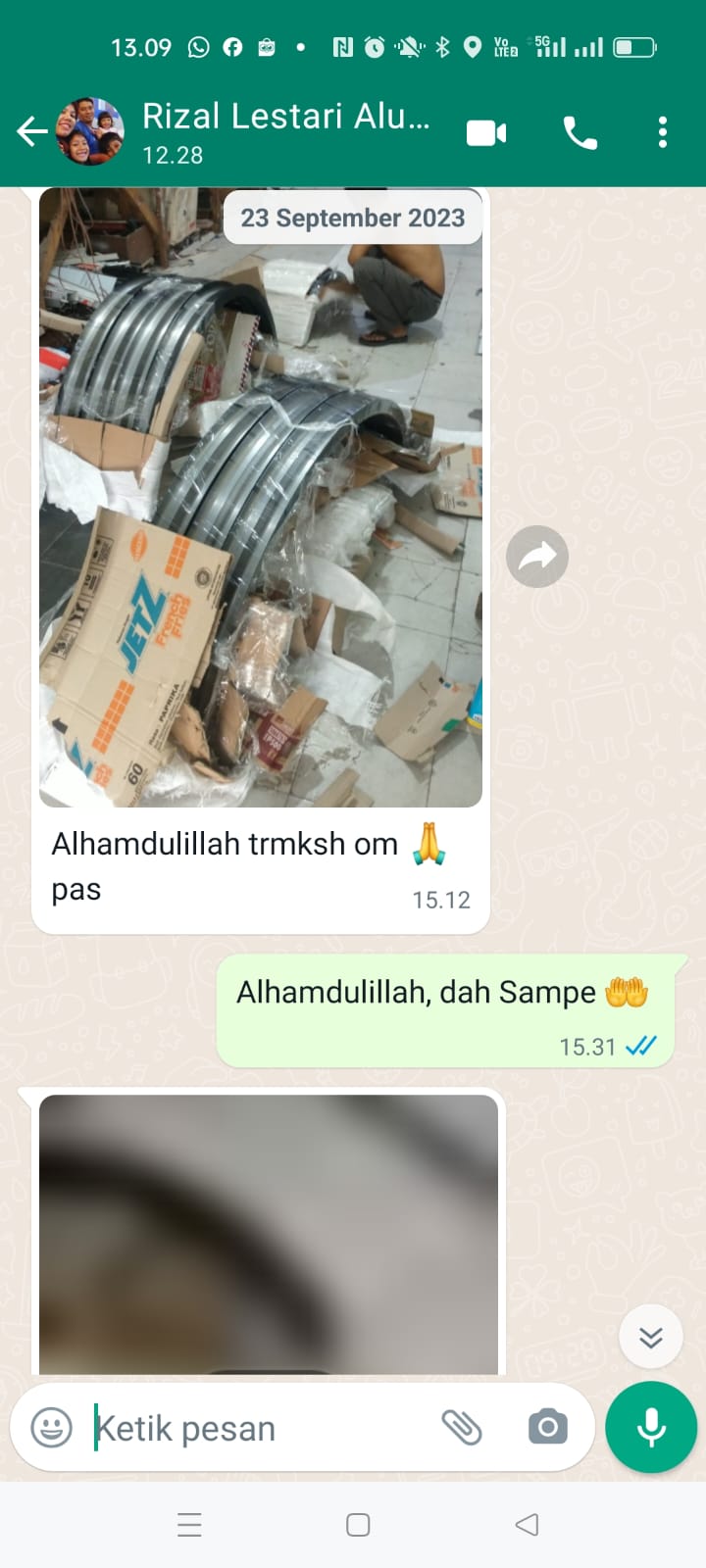 Kusen aluminium lengkung elegan pada bangunan