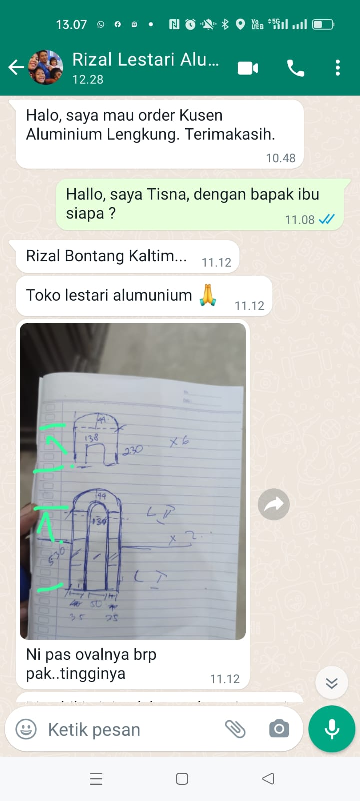 Inspirasi fasad dengan kusen aluminium lengkung