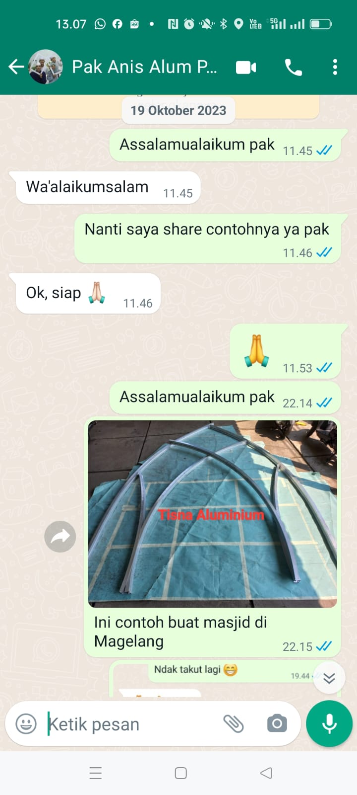 Fasad dengan kusen lingkar dan lengkung aluminium